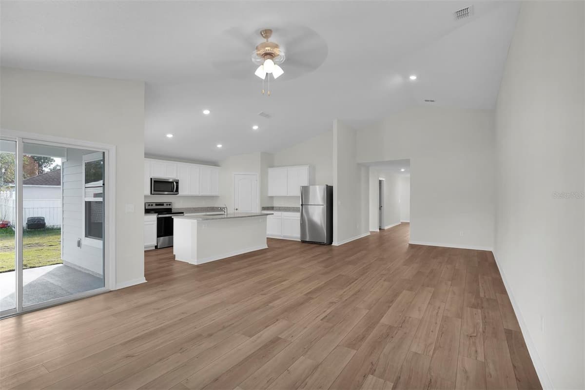 34 PRESIDENTIAL LANE — photo 5 of 20