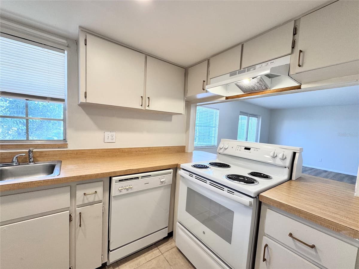 1000 SEMORAN BOULEVARD — photo 3 of 22