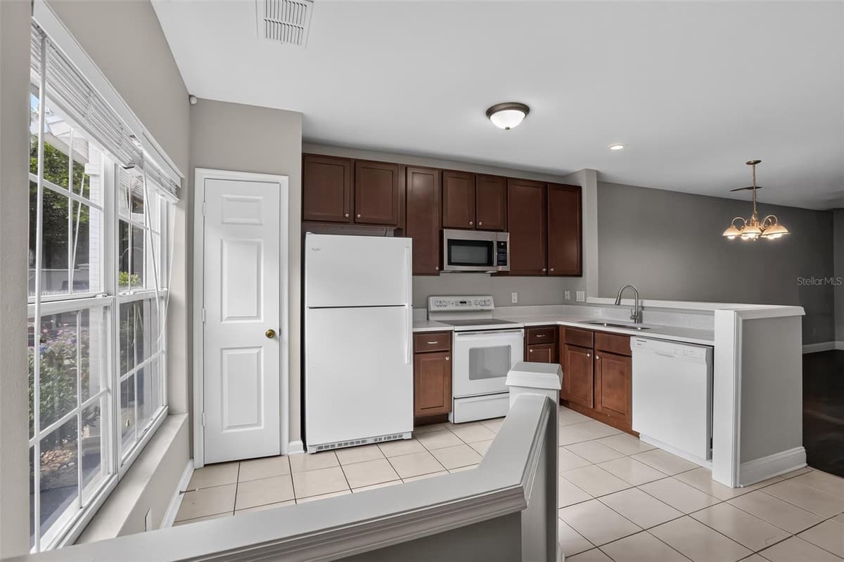 866 VINELAND PLACE — photo 6 of 30