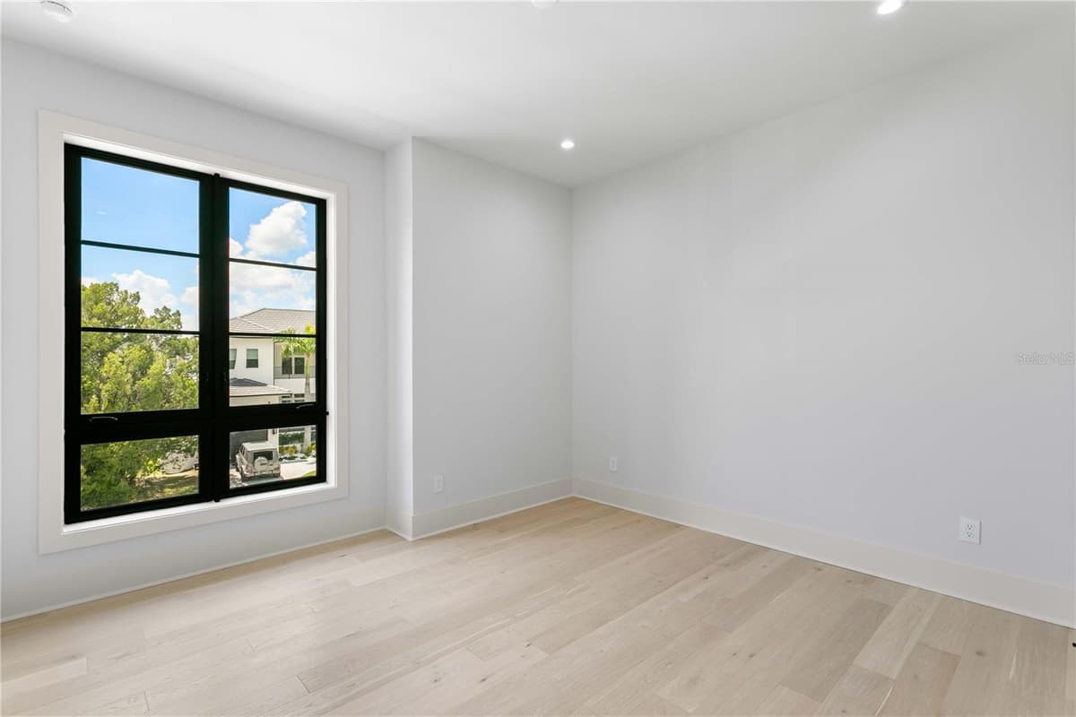 5003 POE AVENUE — photo 70 of 81