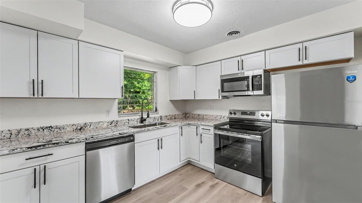 1725 31ST STREET — photo 3 of 18