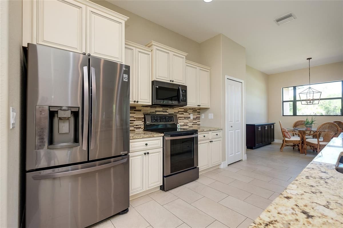 545 PEMBROKE DRIVE — photo 34 of 51