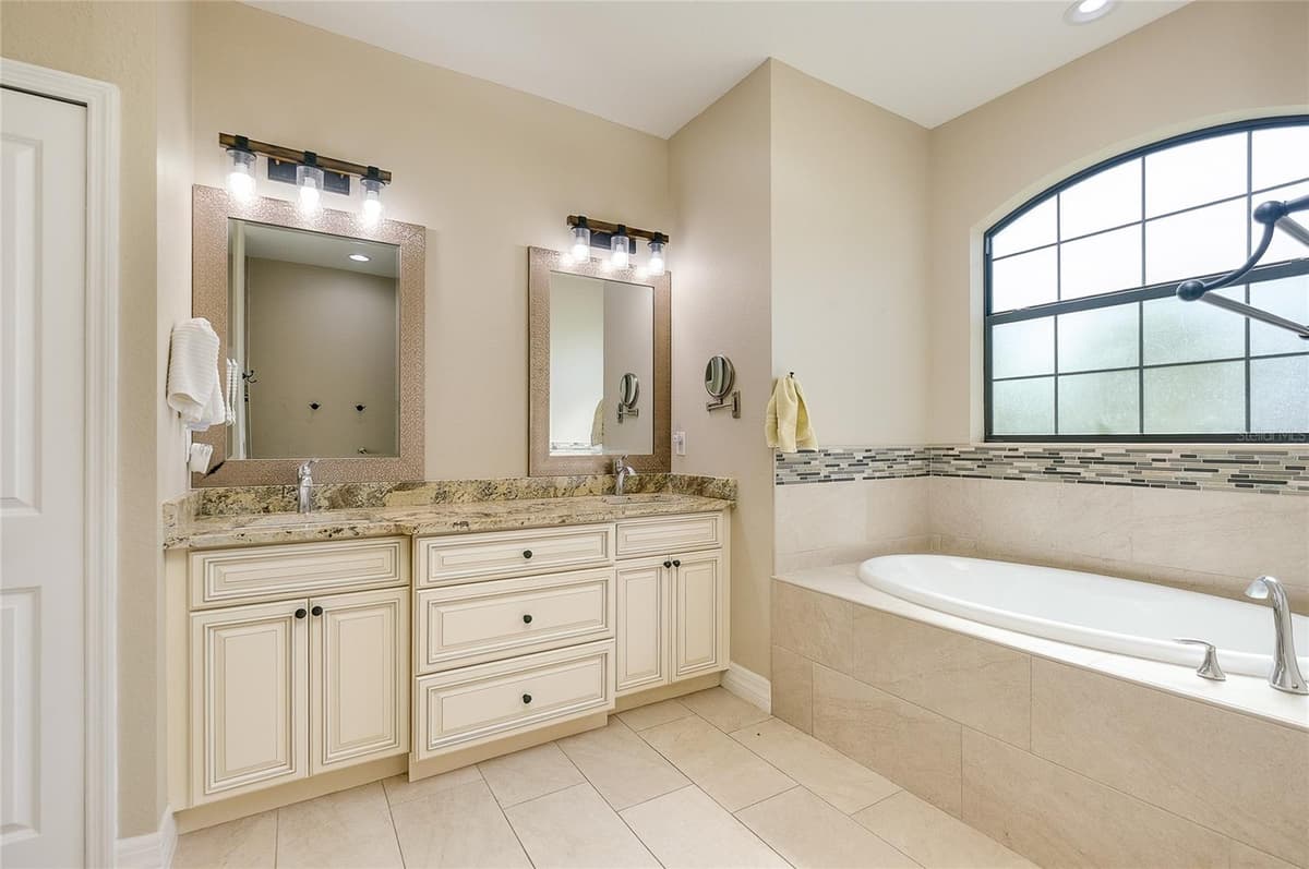 545 PEMBROKE DRIVE — photo 12 of 51