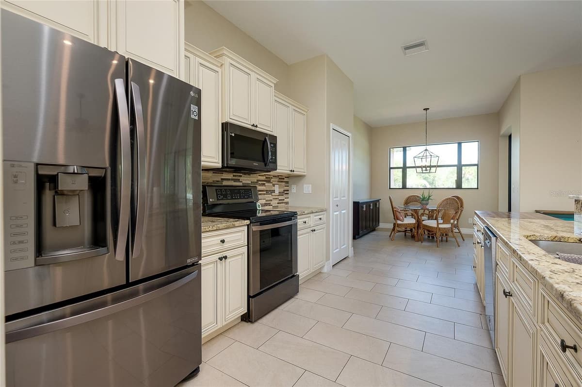545 PEMBROKE DRIVE — photo 8 of 51