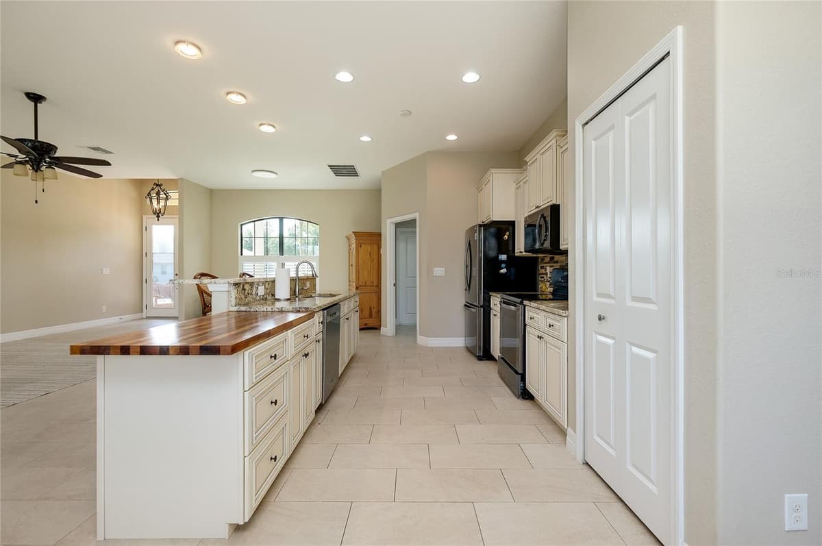 545 PEMBROKE DRIVE — photo 9 of 51