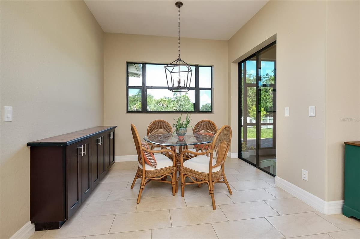 545 PEMBROKE DRIVE — photo 10 of 51