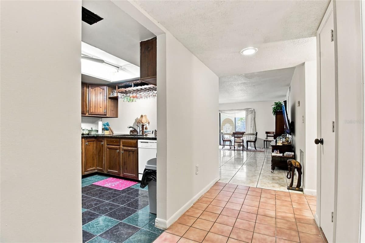 7104 KIRSCH COURT — photo 3 of 26