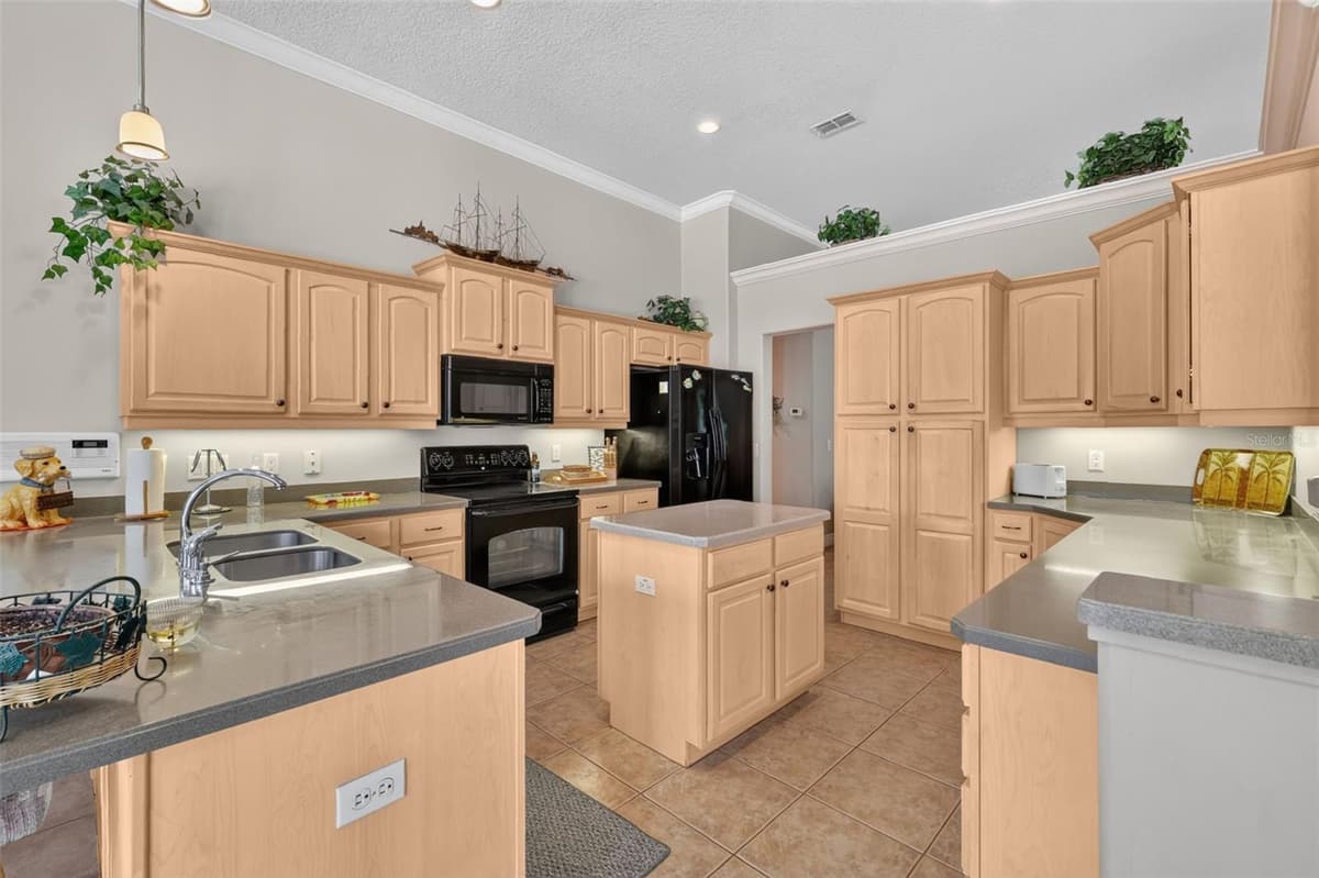 720 NORTHWEST SNUG HARBOR ROAD — photo 9 of 30