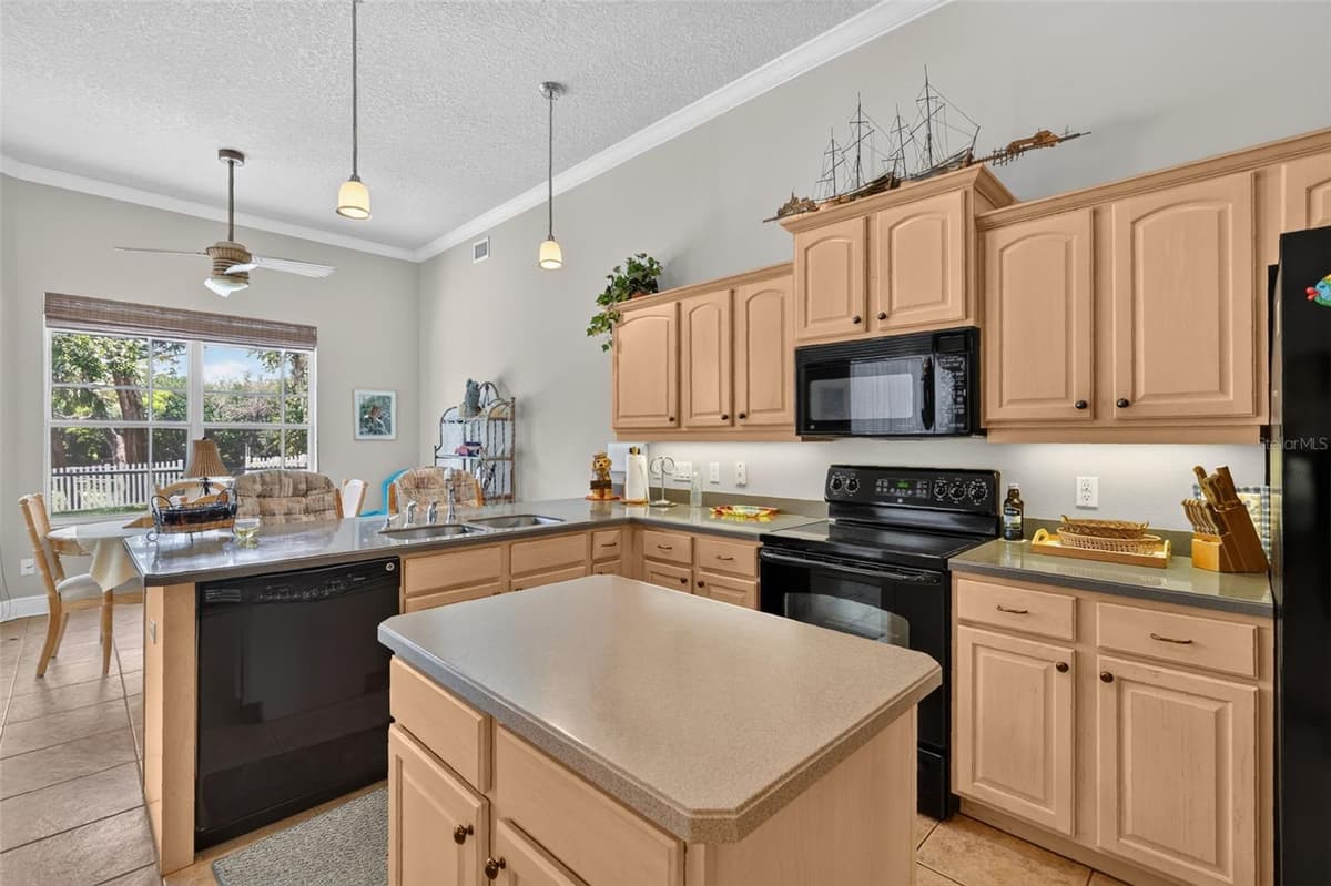 720 NORTHWEST SNUG HARBOR ROAD — photo 8 of 30