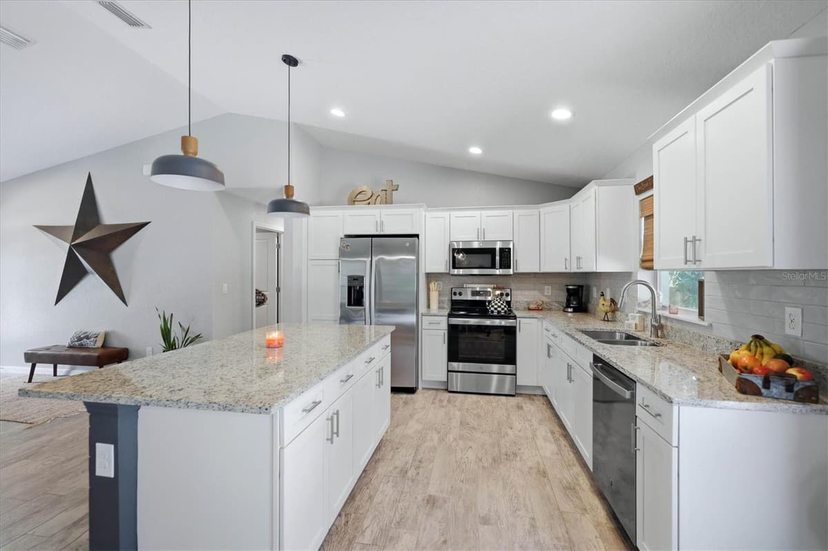 14175 STACKS AVENUE — photo 15 of 39
