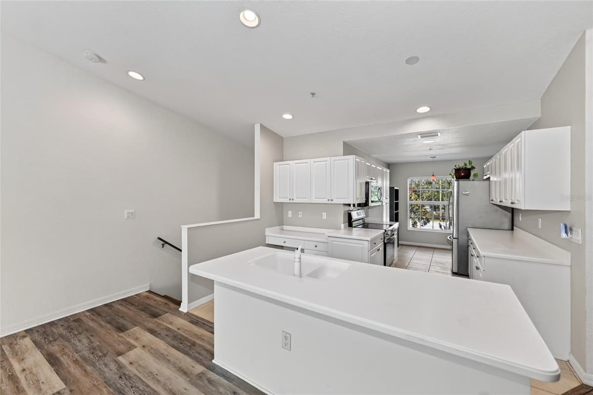 7092 STRAND CIRCLE — photo 4 of 64