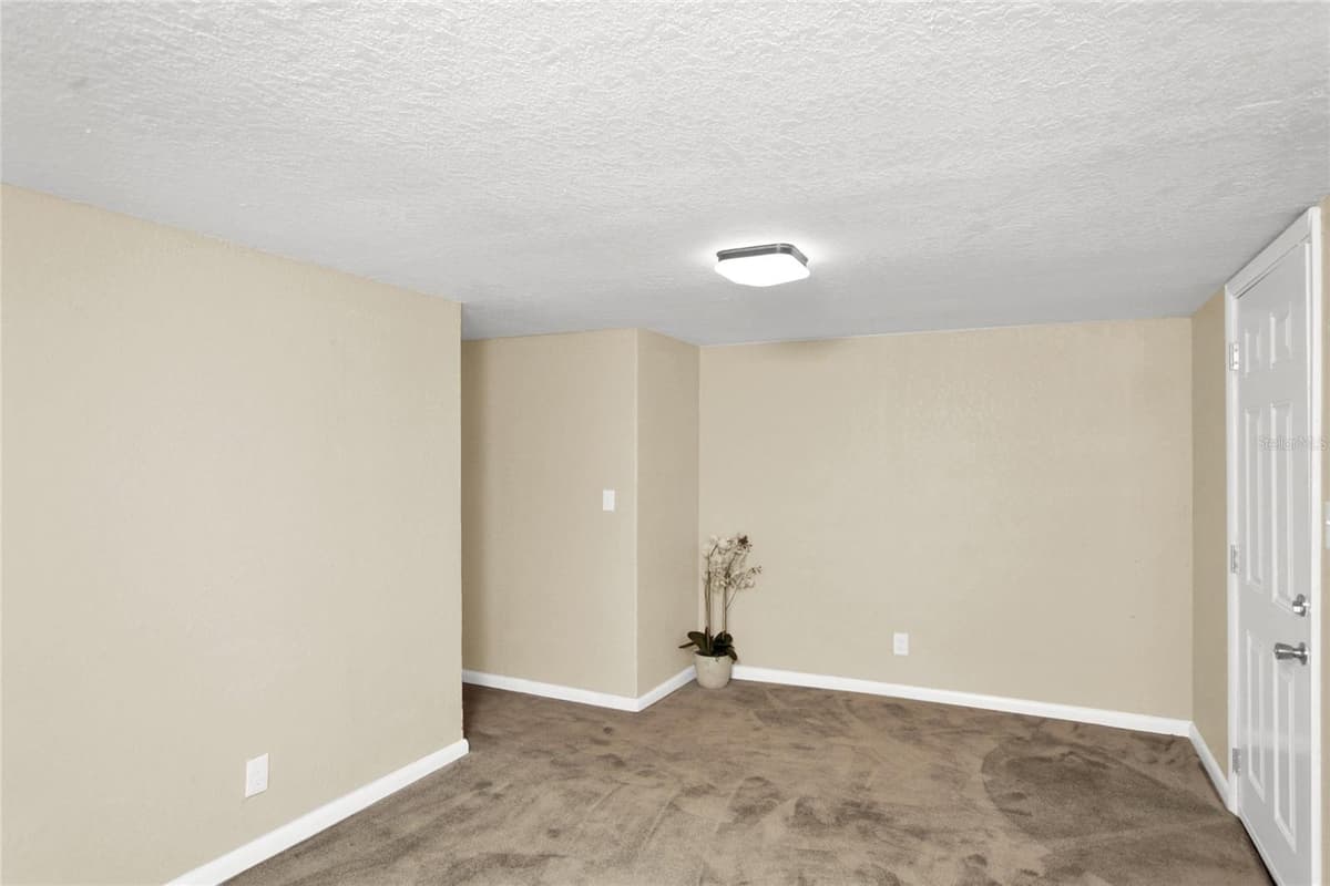 847 JASMINE AVENUE — photo 16 of 41