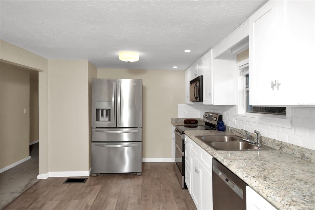 847 JASMINE AVENUE — photo 6 of 41
