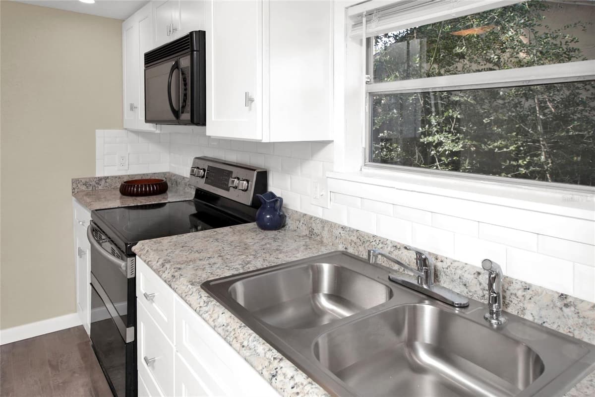 847 JASMINE AVENUE — photo 9 of 41