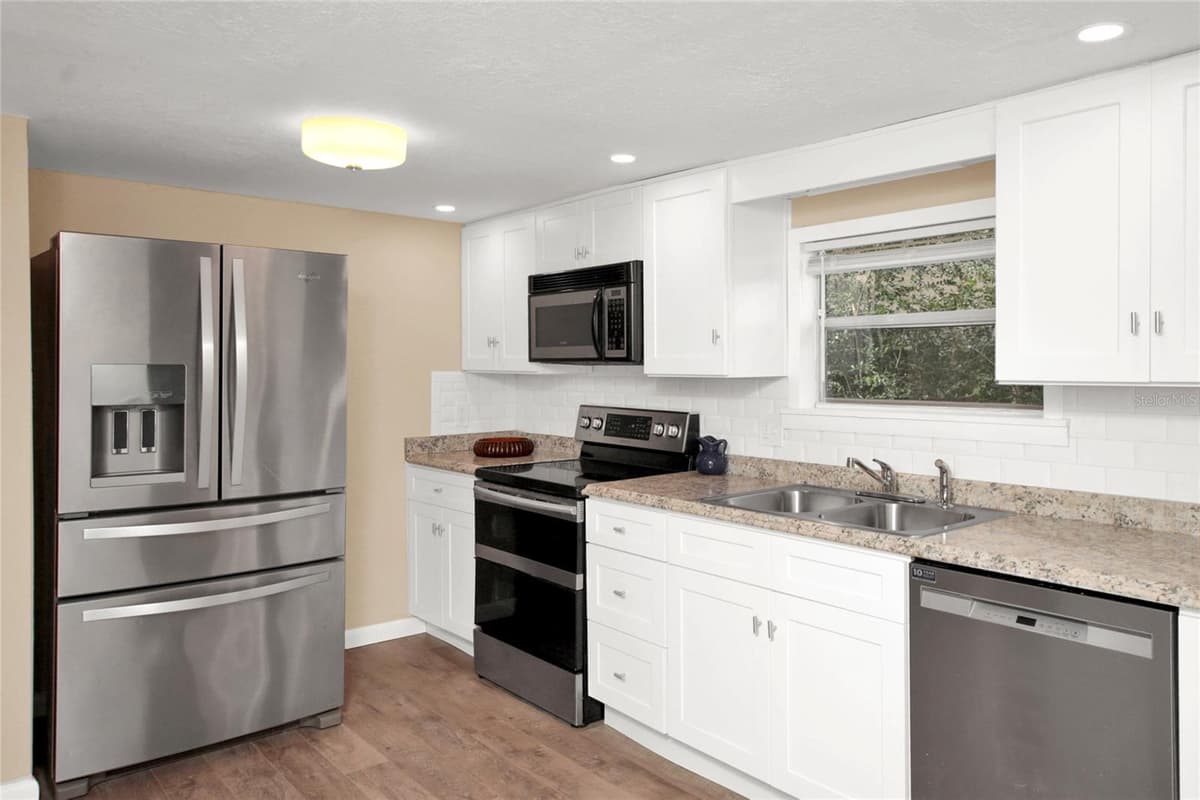 847 JASMINE AVENUE — photo 15 of 41