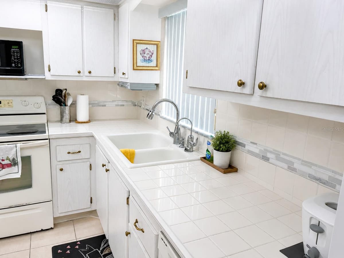 4575 COVE CIRCLE — photo 4 of 11