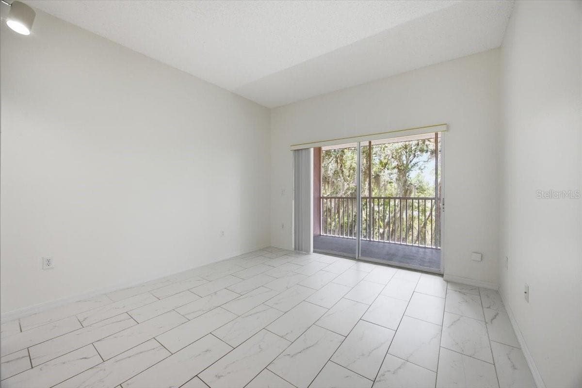 3157 SUN LAKE COURT — photo 15 of 37