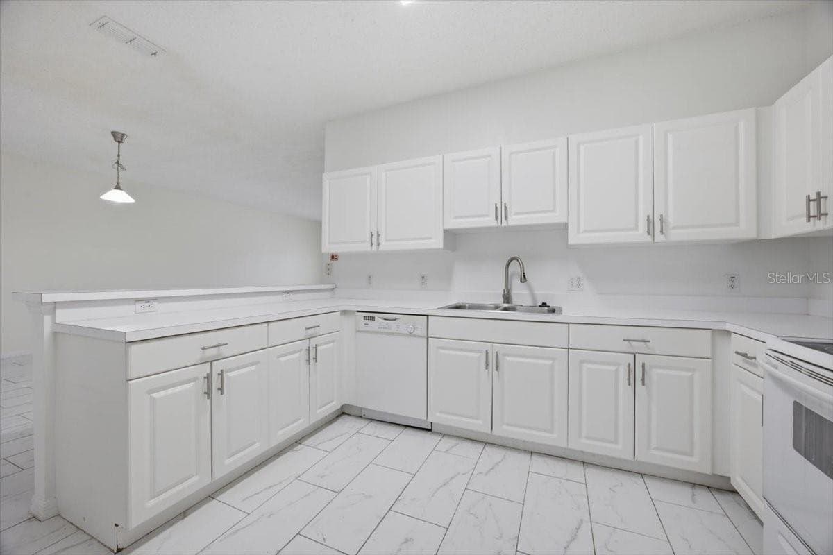 3157 SUN LAKE COURT — photo 12 of 37