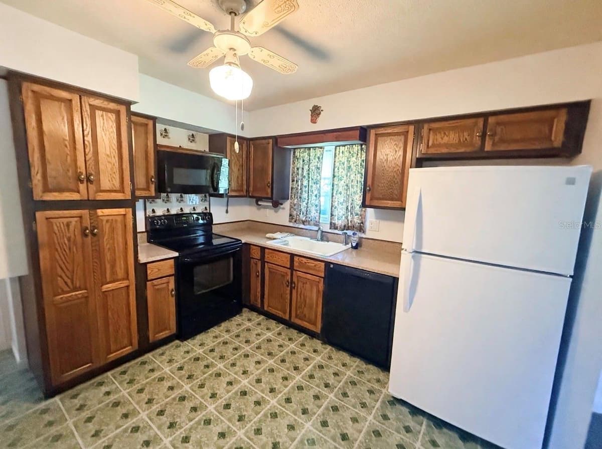 3 CROMPTON PLACE — photo 10 of 26