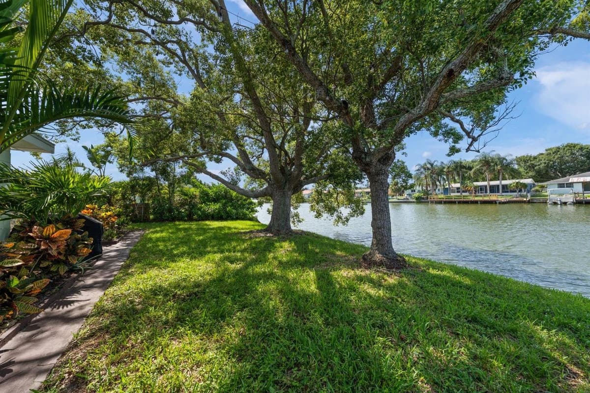 4114 SUNRAY DRIVE — photo 4 of 23