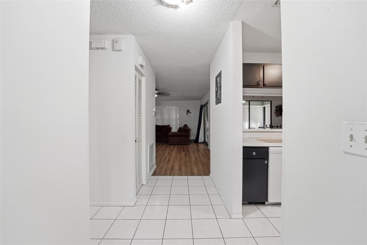 5080 BARRINGTON CIRCLE — photo 5 of 35
