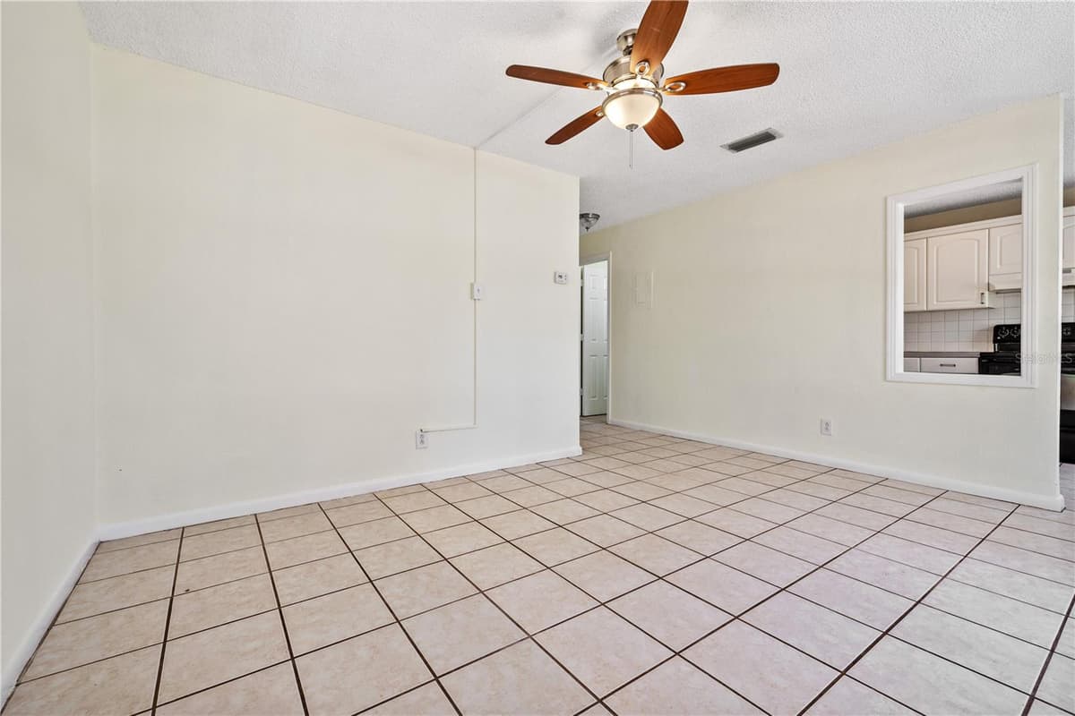 5225 PEACH AVENUE — photo 4 of 25