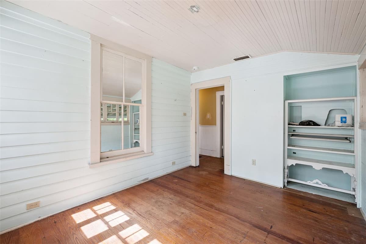 251 HORATIO AVENUE — photo 19 of 50