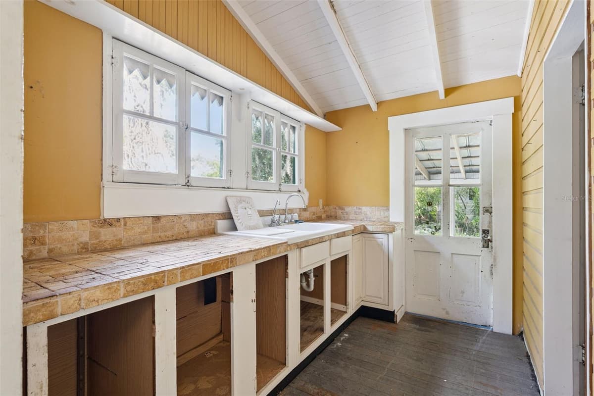 251 HORATIO AVENUE — photo 16 of 50