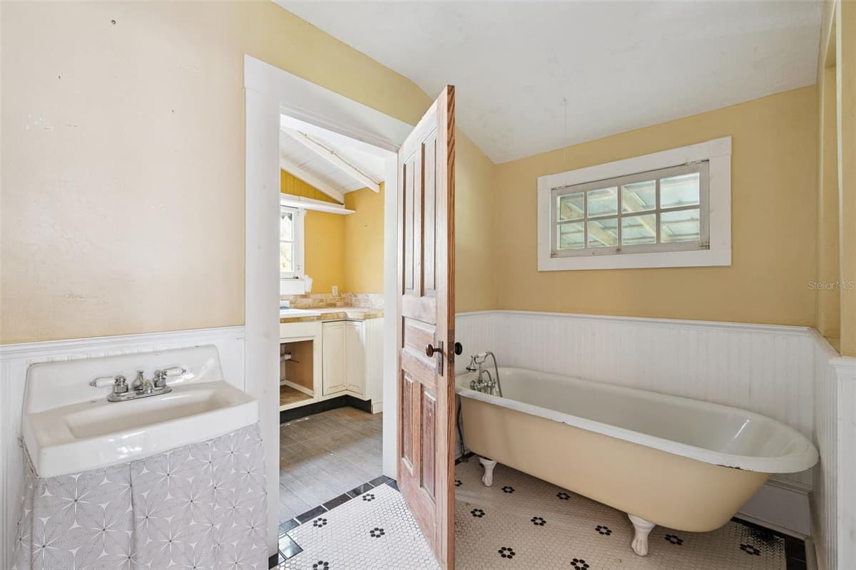 251 HORATIO AVENUE — photo 21 of 50