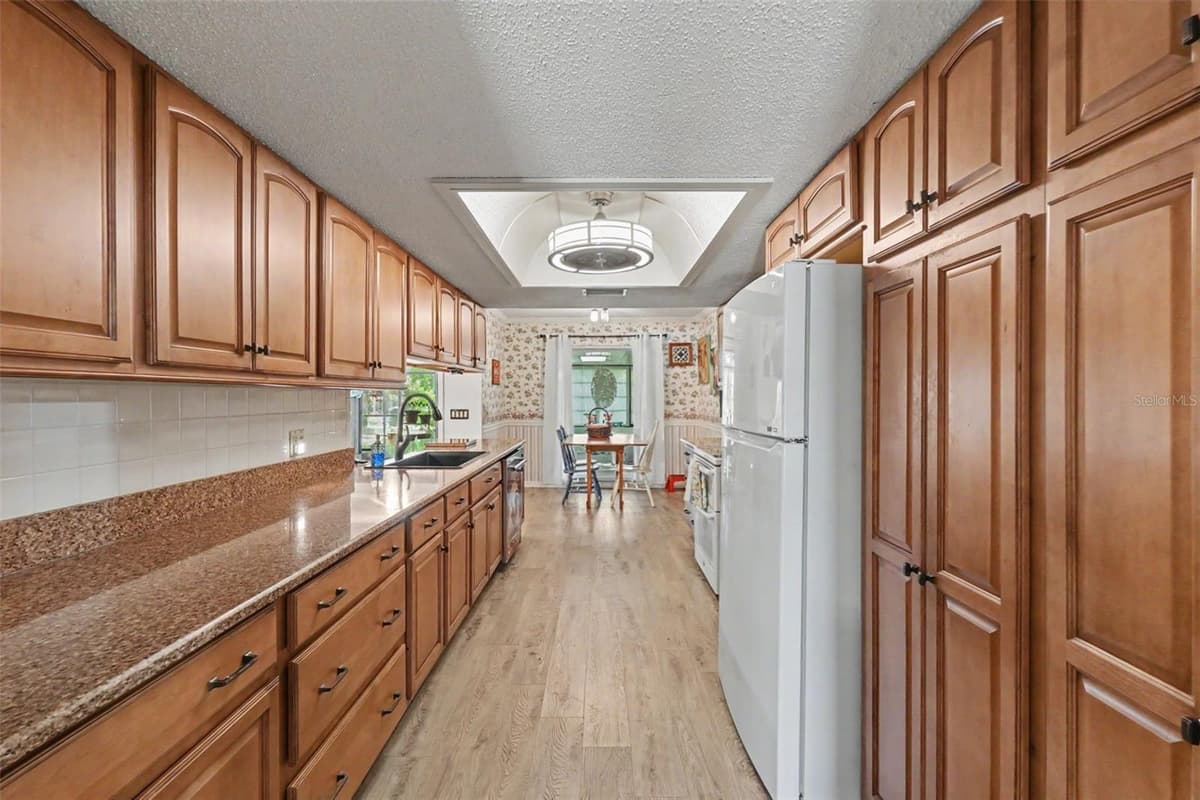 8251 EARLSHIRE LANE — photo 6 of 50