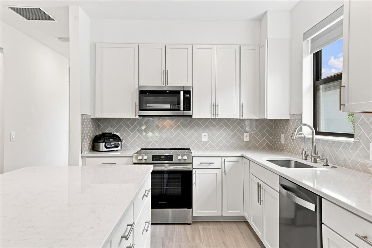 6713 ALSTEAD CIRCLE — photo 15 of 65