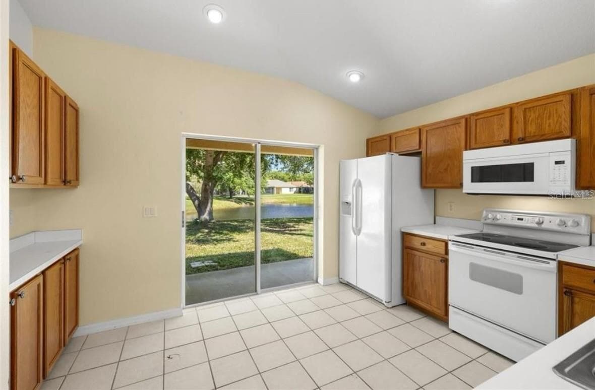18165 CANAL POINTE STREET — photo 11 of 24