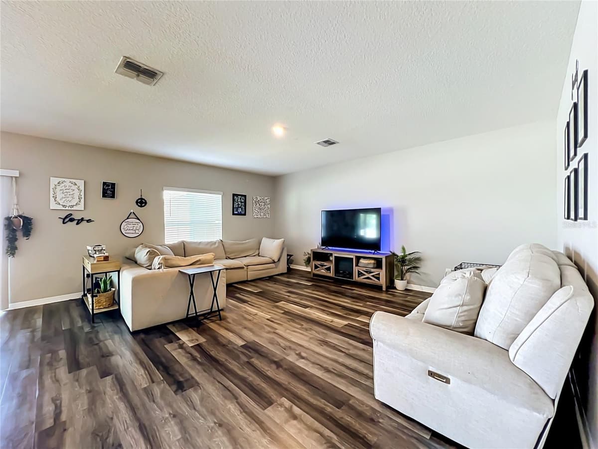 405 KESTREL DRIVE — photo 8 of 46