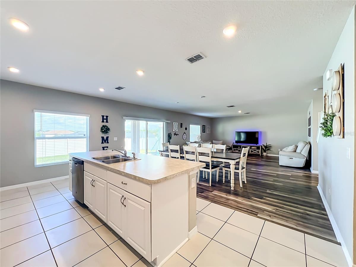 405 KESTREL DRIVE — photo 16 of 46