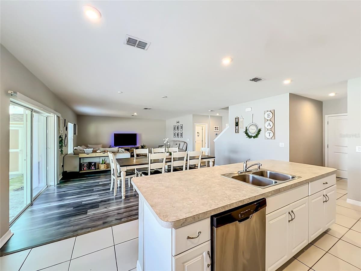 405 KESTREL DRIVE — photo 17 of 46