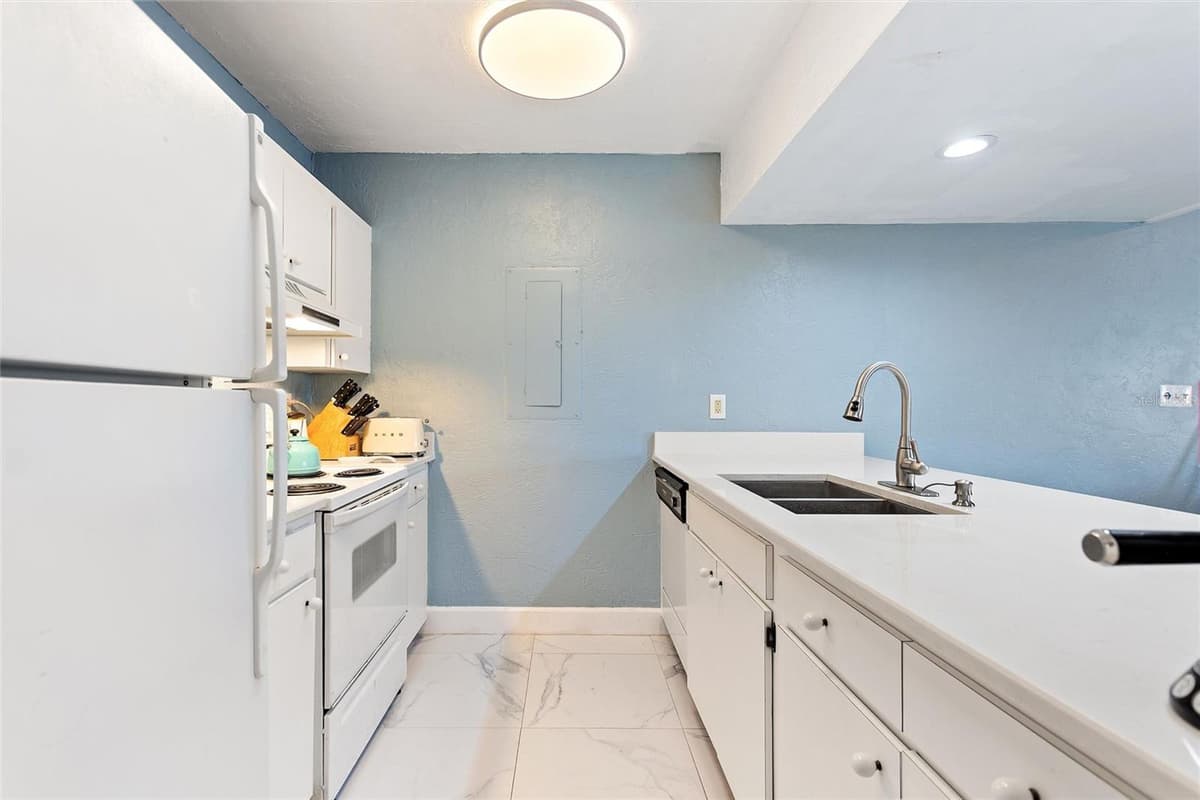 907 TENNIS WAY — photo 12 of 25