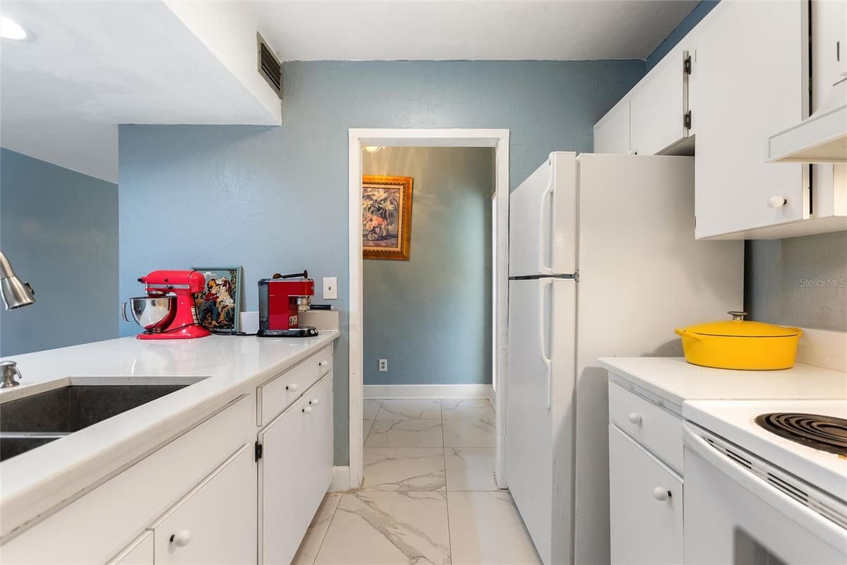 907 TENNIS WAY — photo 13 of 25