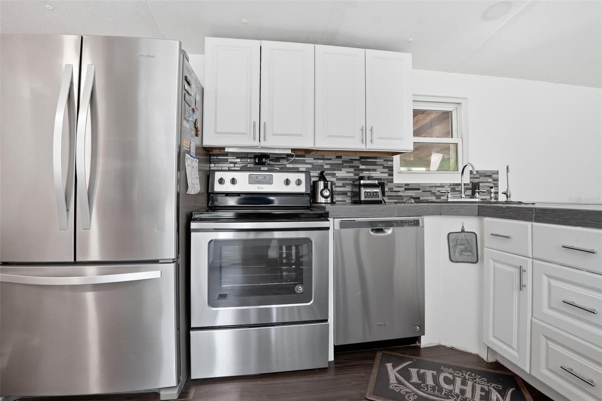 9295 LUNA DRIVE — photo 8 of 43