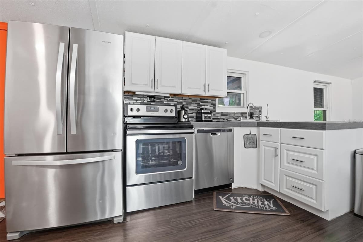 9295 LUNA DRIVE — photo 7 of 43