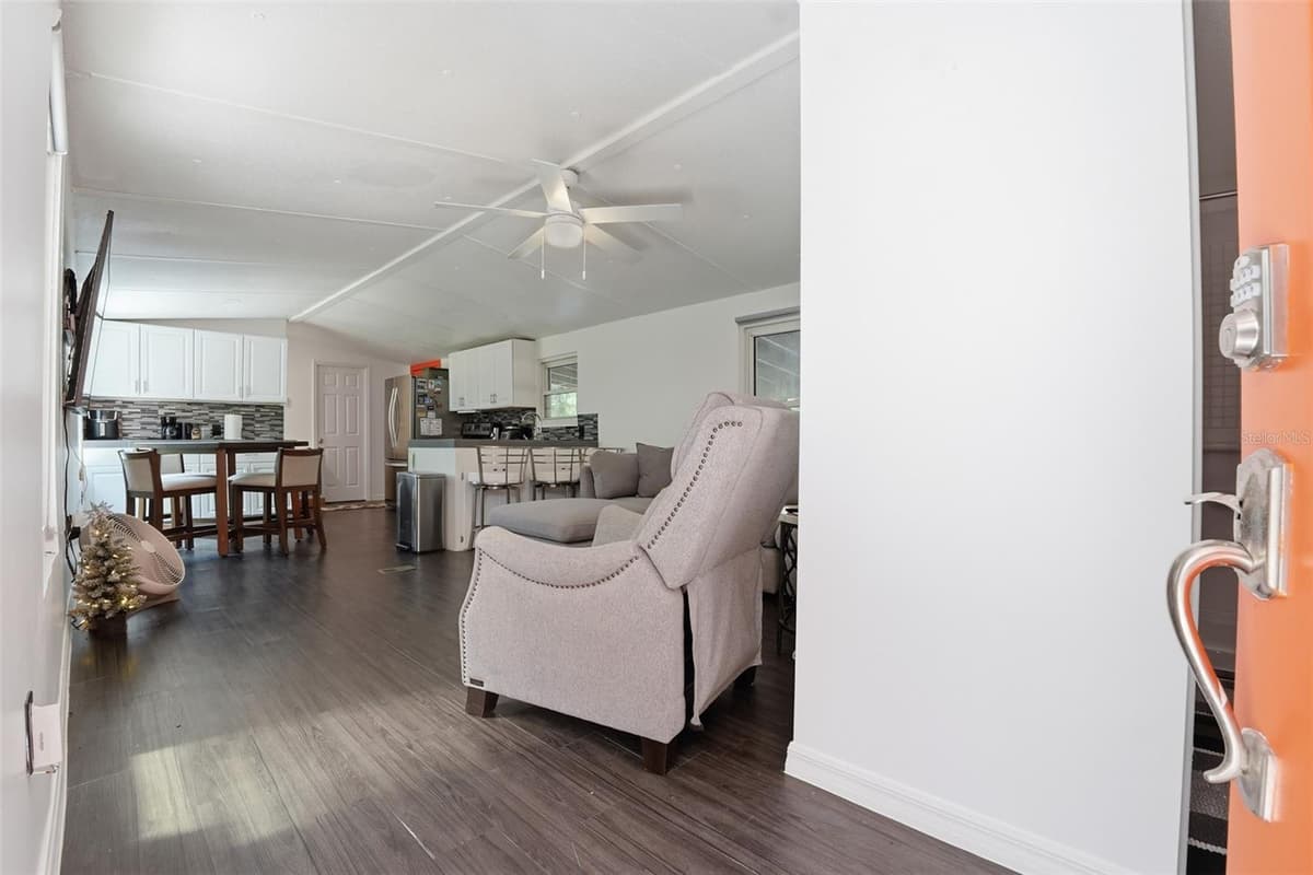 9295 LUNA DRIVE — photo 3 of 43