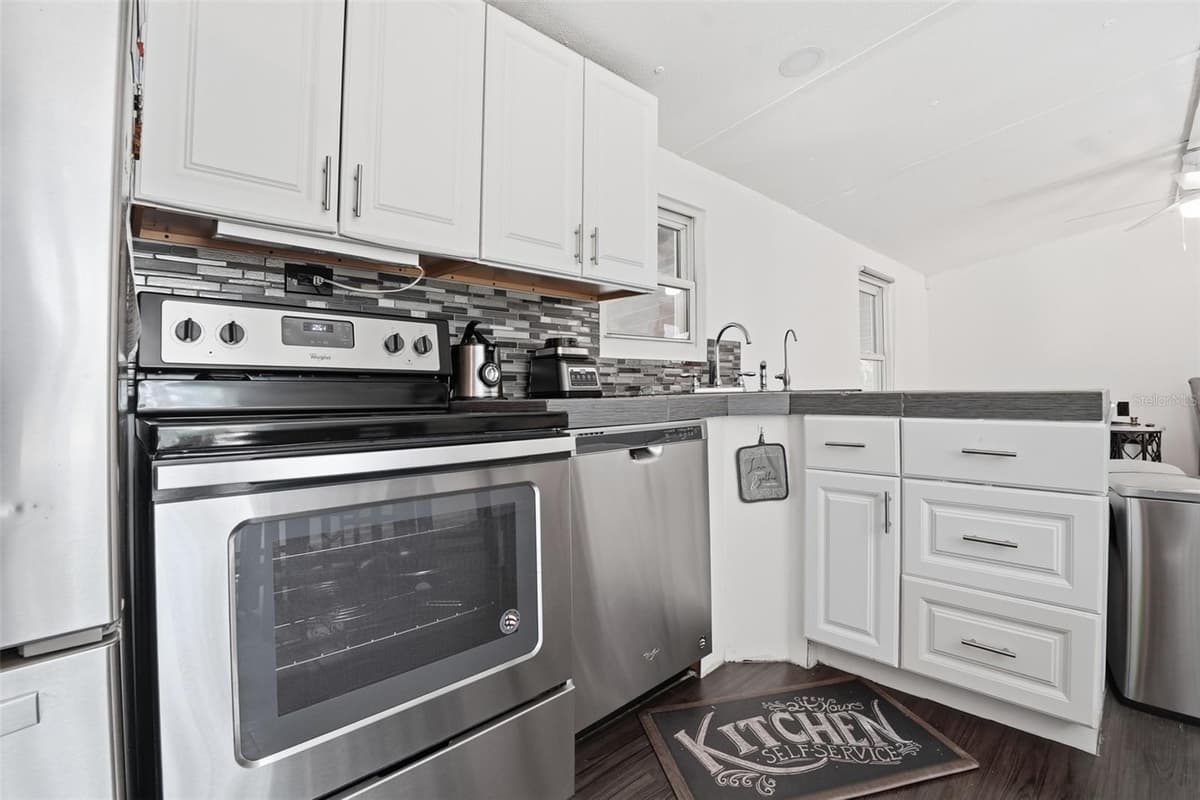 9295 LUNA DRIVE — photo 5 of 43