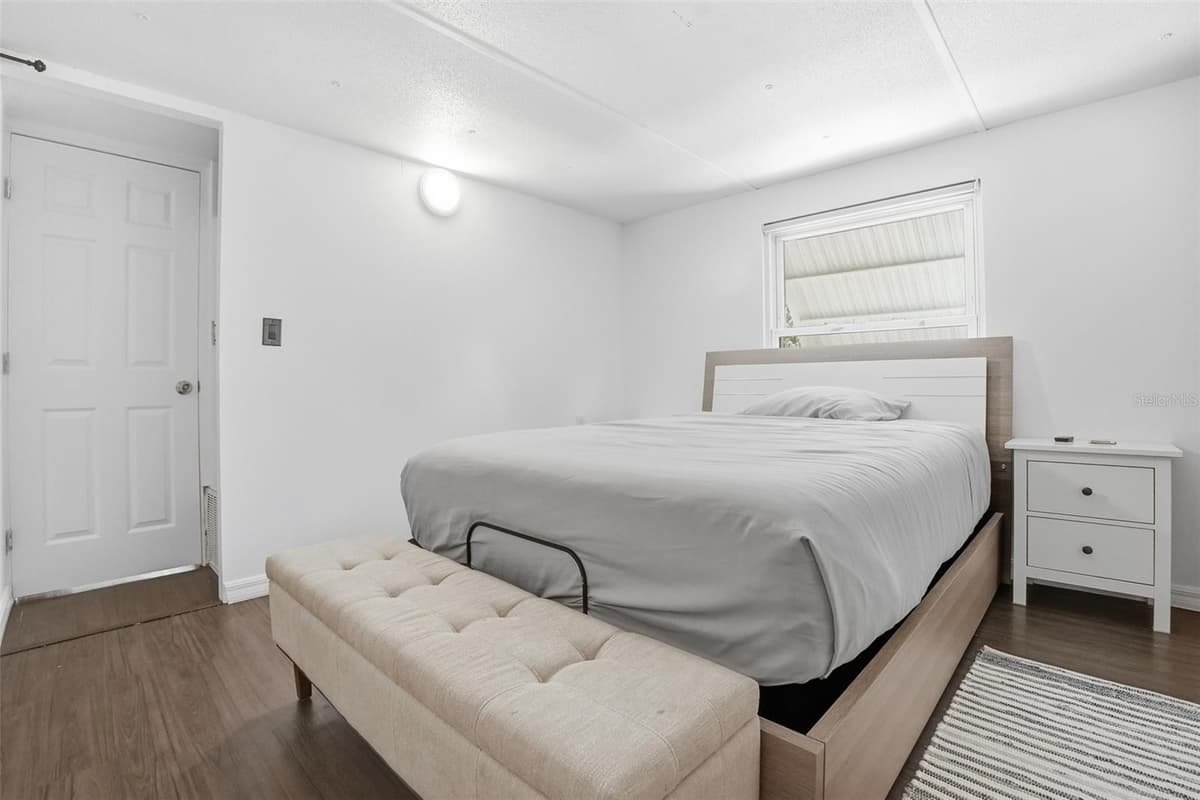 9295 LUNA DRIVE — photo 12 of 43