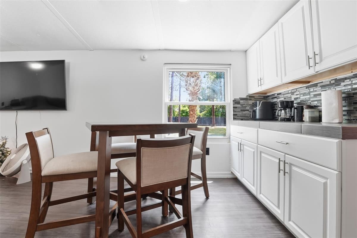 9295 LUNA DRIVE — photo 9 of 43