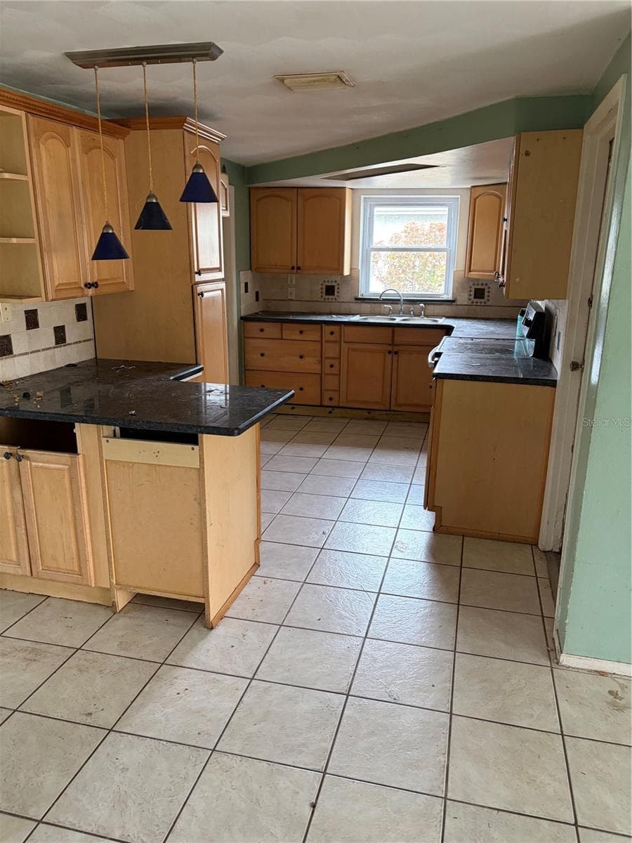 7230 WESTWIND DRIVE — photo 5 of 32