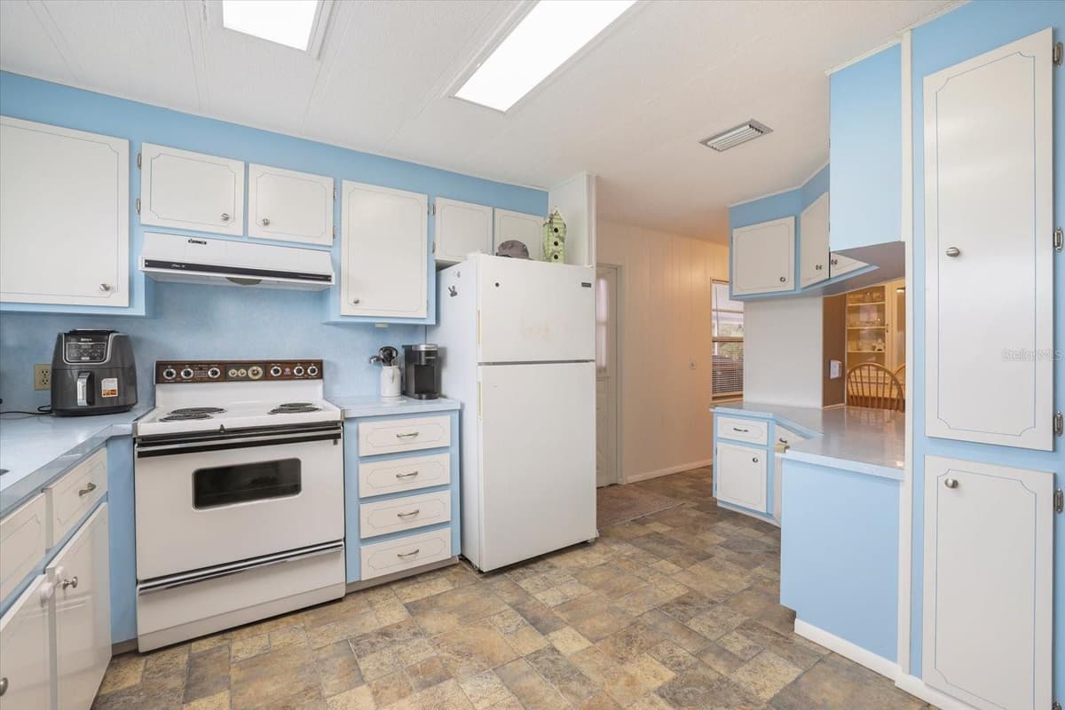 832 JOLANDA CIRCLE — photo 5 of 52