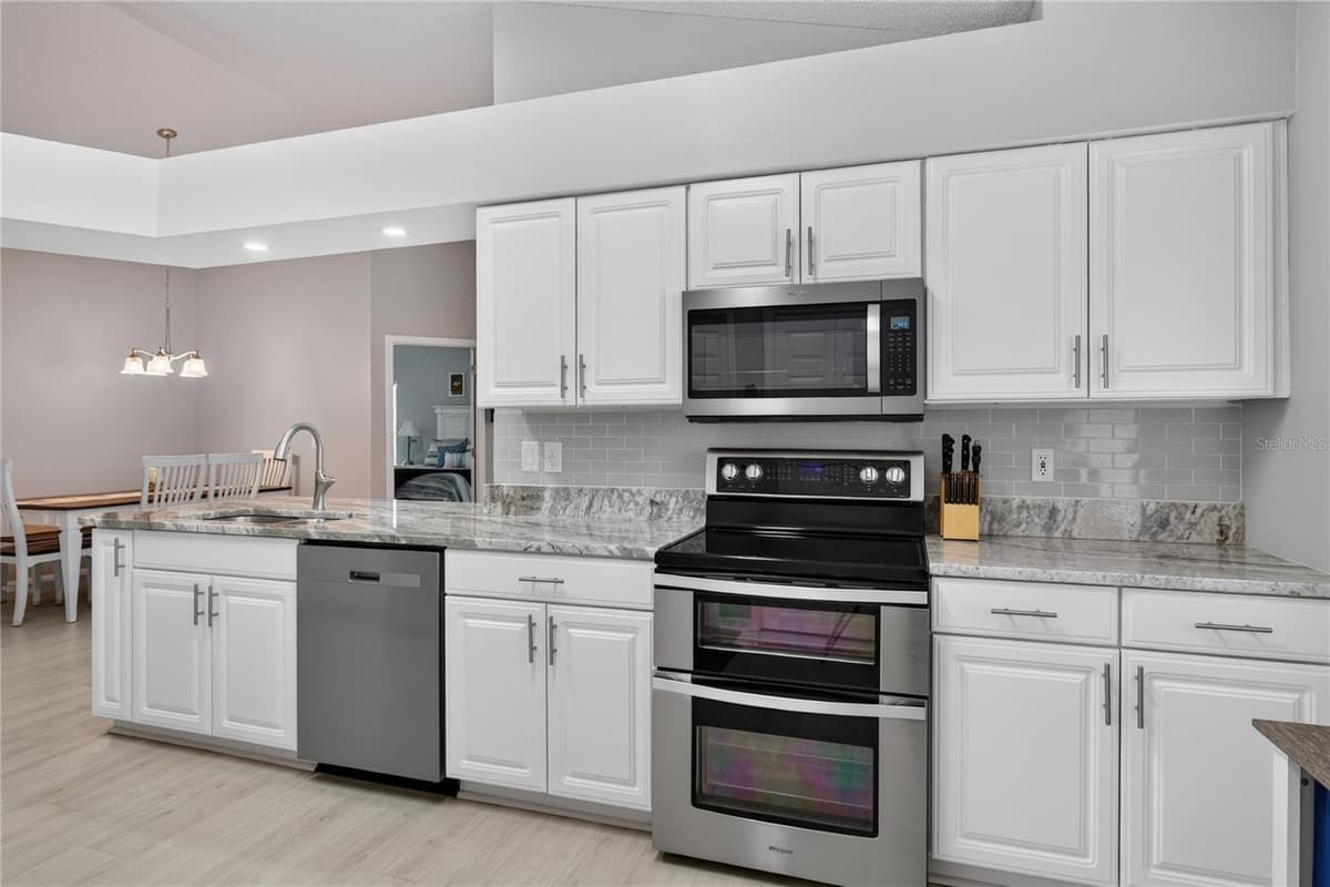 4059 CAPLAND AVENUE — photo 11 of 50
