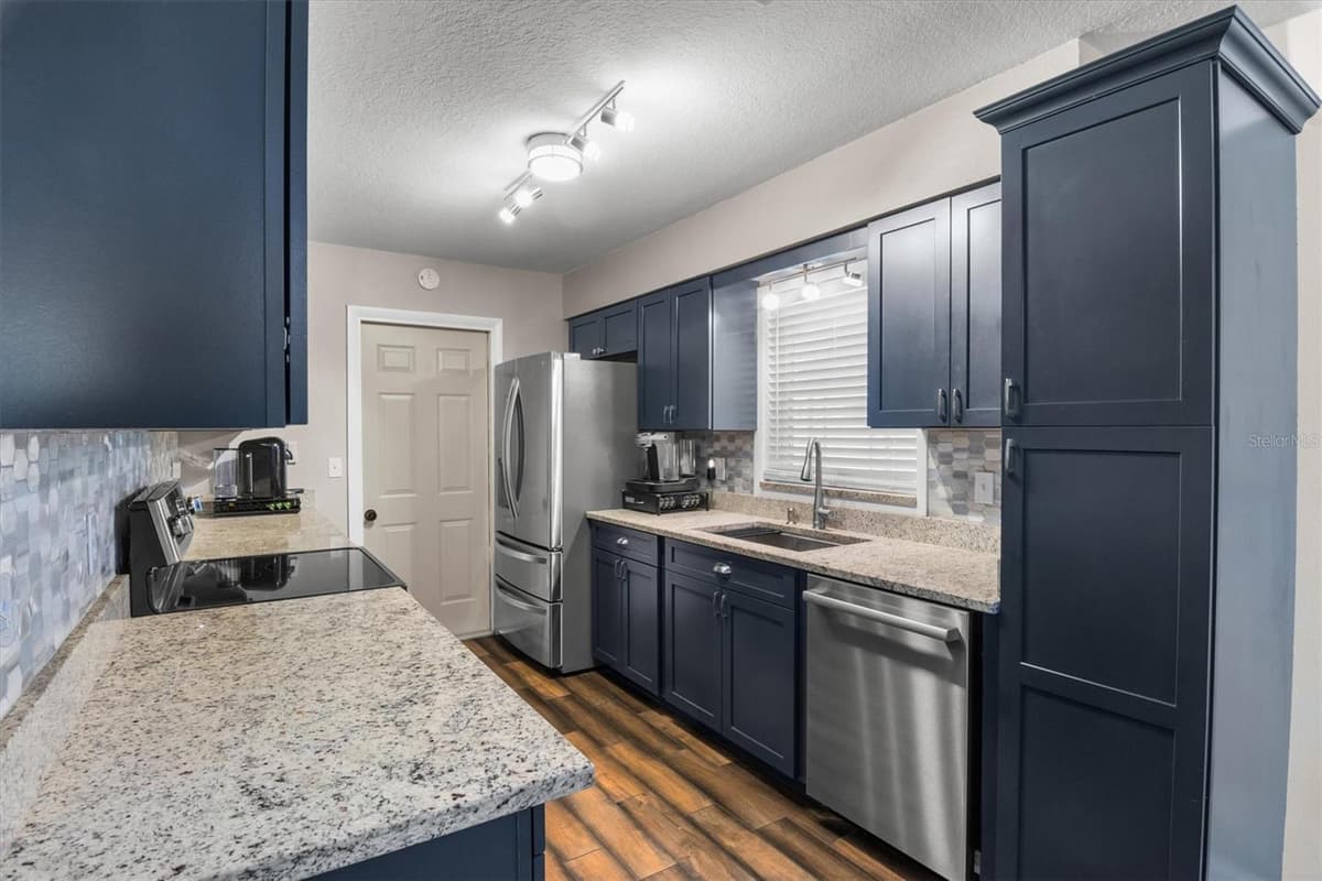 7229 ASHLAND DRIVE — photo 10 of 32