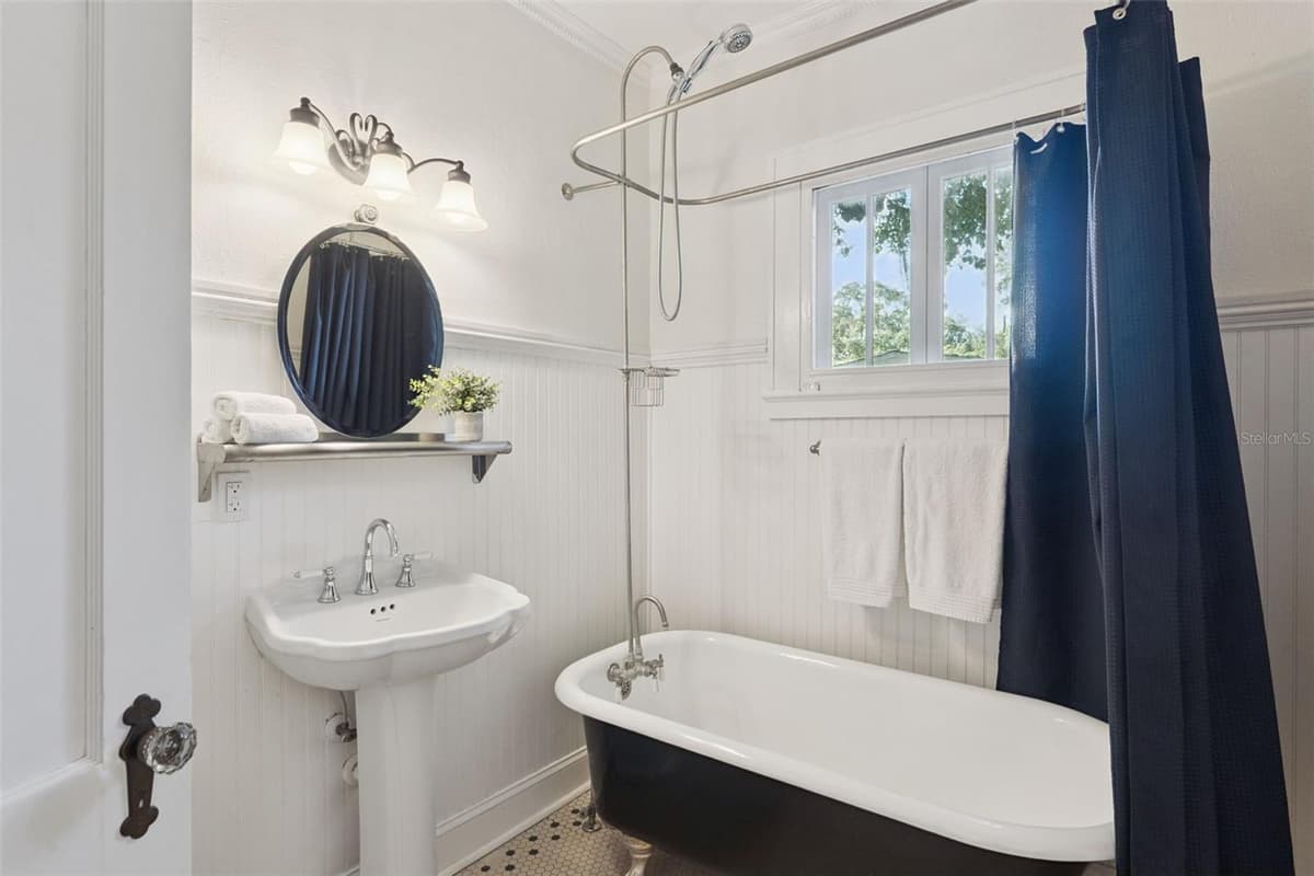 12 THORNTON AVENUE — photo 27 of 53