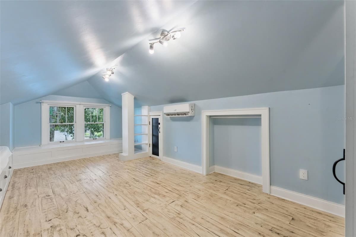 12 THORNTON AVENUE — photo 30 of 53