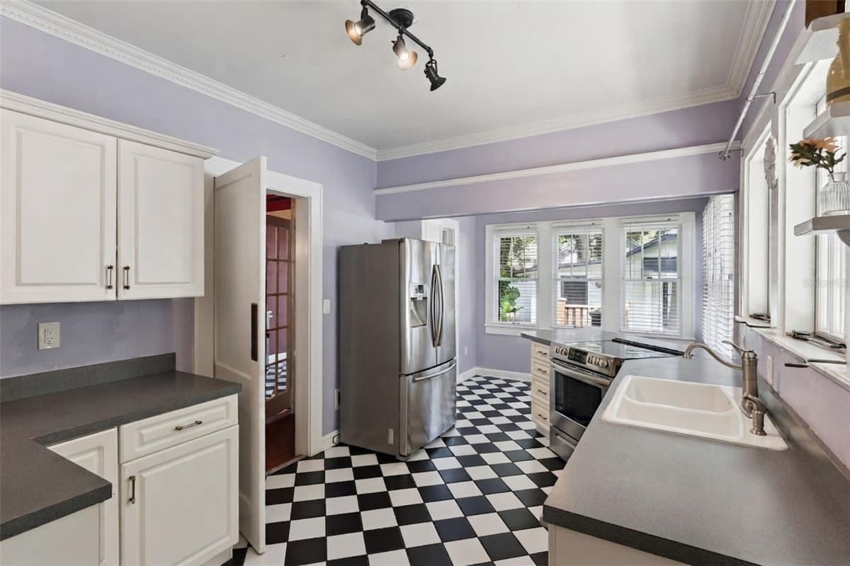 12 THORNTON AVENUE — photo 19 of 53